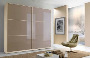 Διαδικασία ανακαίνισης στην ντουλάπα του υπνοδωματίου